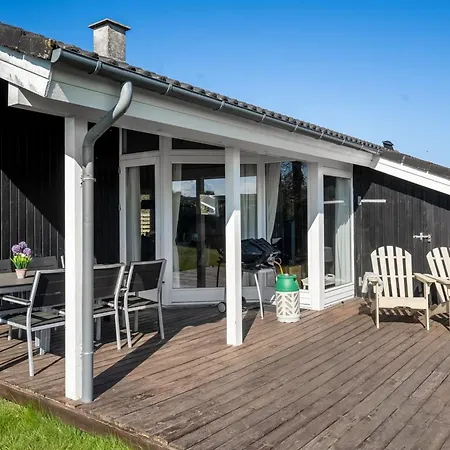 Loki - 200m From The Sea By Interhome *
